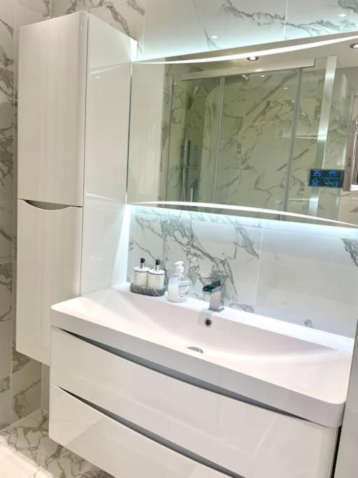 Stunning 1 Bedroom And Double Sofa Bed Near Train Station Southampton Zewnętrze zdjęcie